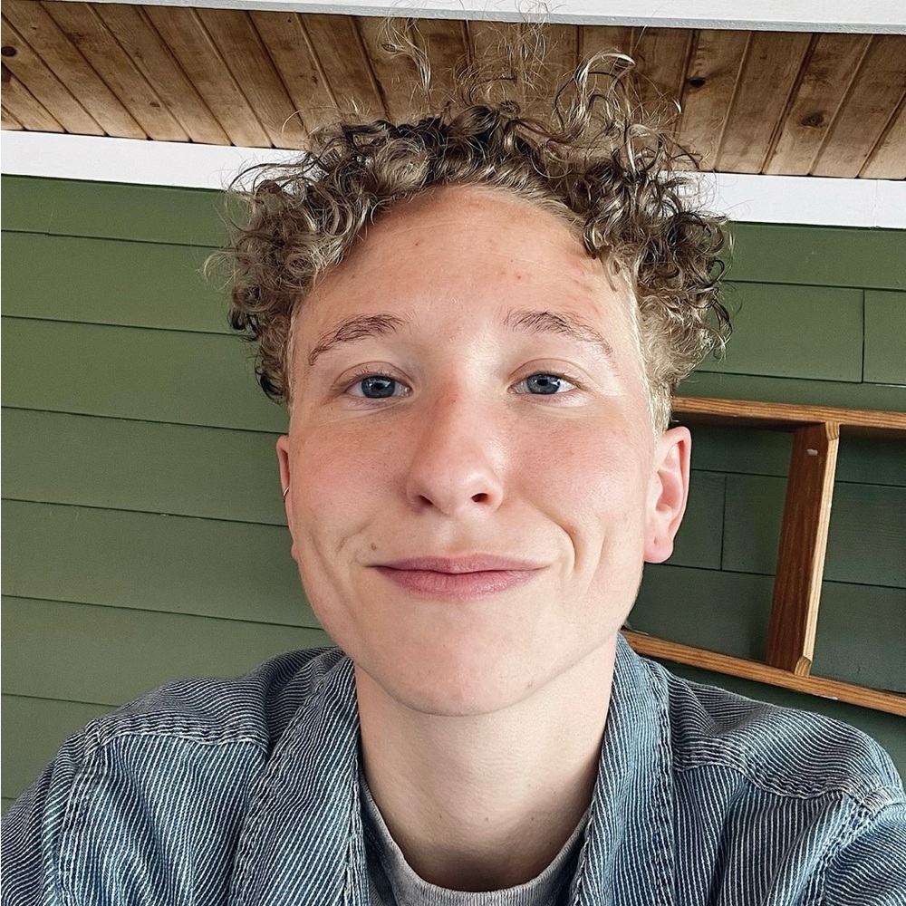 Meet your Posher, Alexis